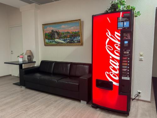 库奥皮奥海玛尼酒店的沙发旁的古柯可乐自动售货机