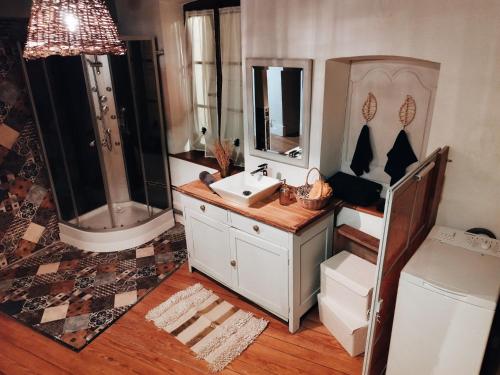 班莱班Gite la Parent'aise的一间带水槽和镜子的浴室