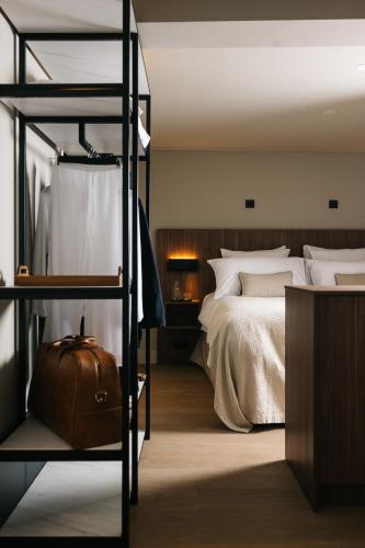 法尔肯堡Hotel Blink的一间卧室配有一张双层床和一张床