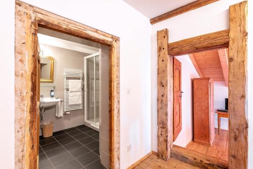 萨梅丹Weisses Kreuz - Crusch Alva的一间带卫生间和水槽的浴室