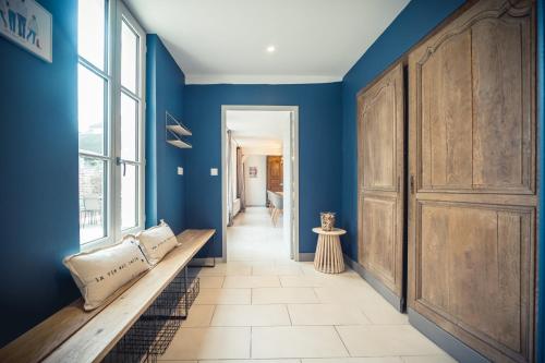 特鲁瓦Le 12, Brissonnet - Troyes的走廊上设有蓝色的墙壁和木板凳