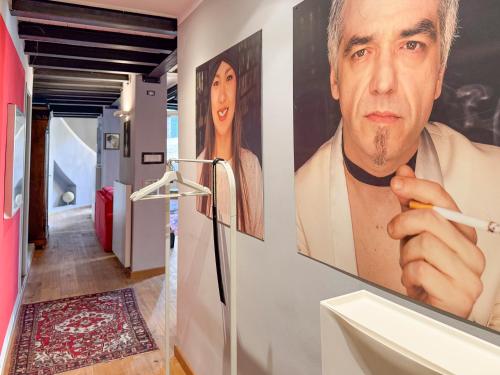 热那亚T-Loft的浴室内有一幅画,画着一个拿着香烟的人