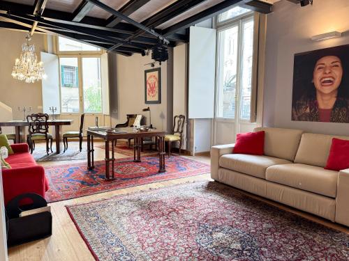 热那亚T-Loft的客厅配有沙发和桌子
