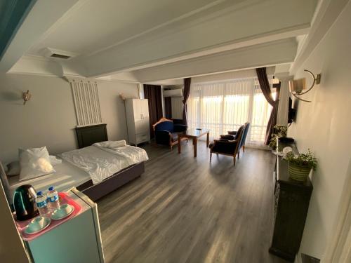 伊斯坦布尔Yalı Houses的配有一张床和一张书桌的酒店客房