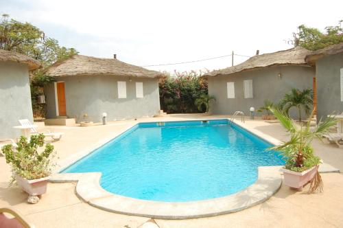 萨利尼亚拉尔Melia's hotel的一座游泳池,位于带两个庄园的庭院内