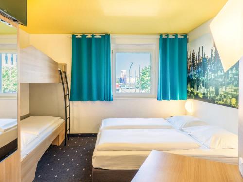 莱茵河畔路德维希港路德维希港B&B酒店的酒店客房设有两张床和窗户。