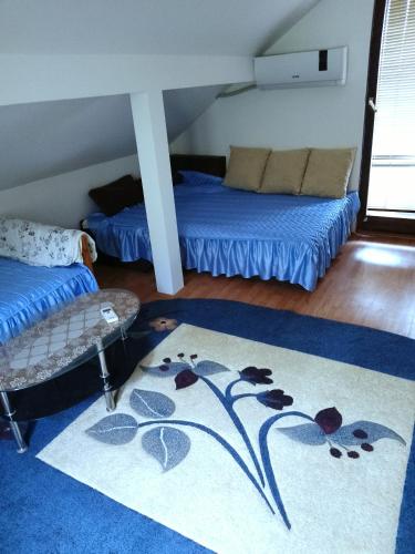 LjubovijaVikendica Dragica 1的一间设有两张床的客房,地板上铺有地毯。