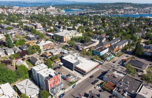 西雅图Salmonberry Studio in Wallingford - 97 Walkscore!的城市的顶部景观,建筑和街道