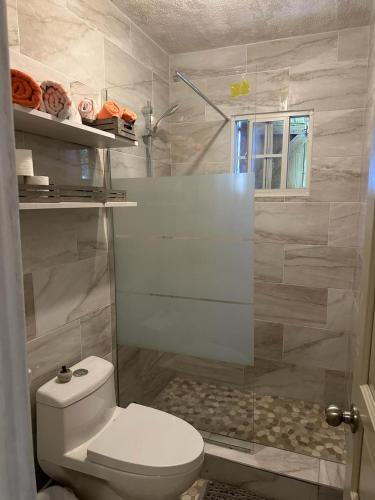 KoolbaaiELLO SUITES的白色的浴室设有卫生间和淋浴。