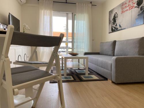 阿兰约兹Espacioso Apartamento Familiar en Aranjuez - Confort, Tranquilidad y Netflix Incluido的客厅配有沙发和椅子