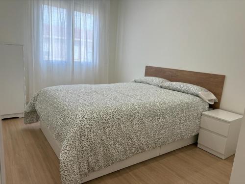 阿兰约兹Espacioso Apartamento Familiar en Aranjuez - Confort, Tranquilidad y Netflix Incluido的一间卧室设有一张床和一个窗口