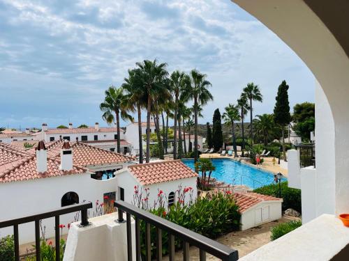 卡拉恩波特Precioso apartamento piscinas Cala en Porter的从度假村的阳台上可欣赏到游泳池的景色
