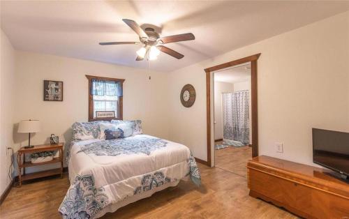 RangelyDragonfly Meadows Guesthouse的一间卧室配有一张床和吊扇