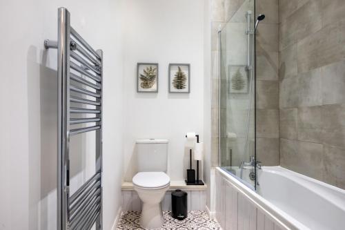巴特利Home in West Yorkshire, Close to Leeds City Center, Sleeps 3!的白色的浴室设有卫生间和淋浴。