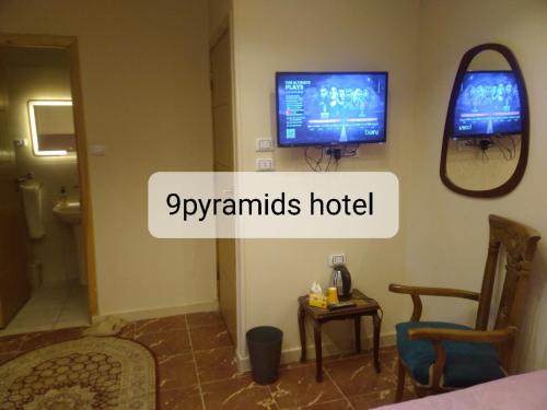 开罗9pyramids hotel的酒店客房的墙上配有电视