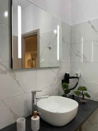 雅典Compass Lofts Athens的浴室设有白色水槽和镜子
