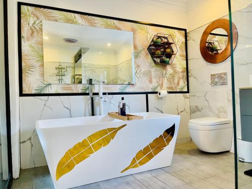 约翰内斯堡24 On Basil Boutique Luxury hotel的浴室设有白色水槽和镜子