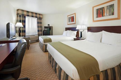 科罗拉多斯普林斯Holiday Inn Express & Suites Colorado Springs-Airport, an IHG Hotel的酒店客房配有两张床和一张书桌