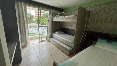 北皮兰吉Apartamento Imperial Porto Brasil的小房间设有两张双层床和窗户