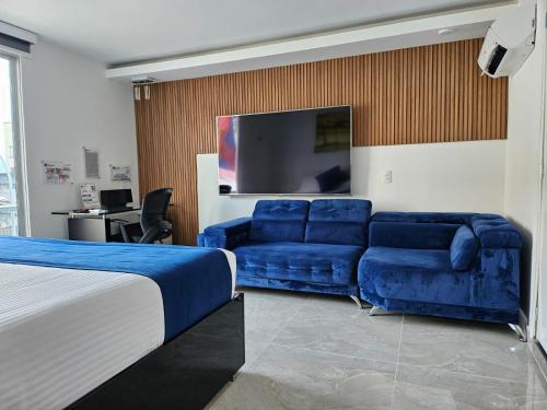 亚美尼亚圣赫罗尼莫亚美尼亚酒店的一间卧室配有一张床、一张沙发和一台平面电视。