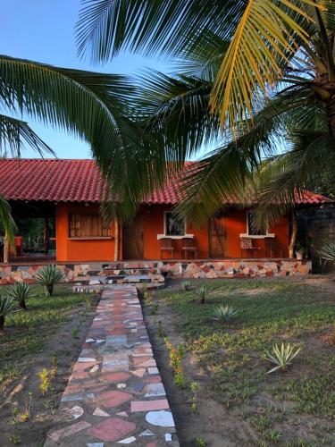 拉斯拉哈斯Casa pacifico的棕榈树屋前的小径