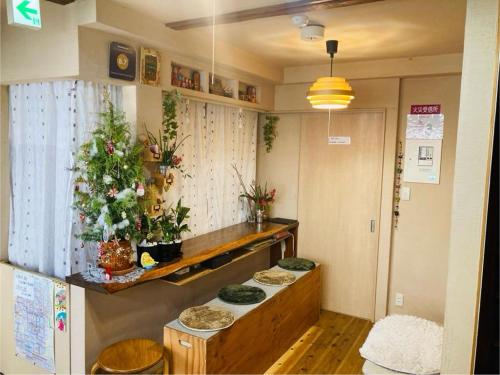 京都京都桑塔纳酒店的一间有植物柜台的房间