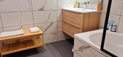 图卢兹Maison de charme的浴室配有盥洗盆、卫生间和浴缸。