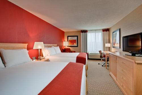 查塔姆查塔姆南部智选假日套房酒店的酒店客房设有两张床和一台平面电视。