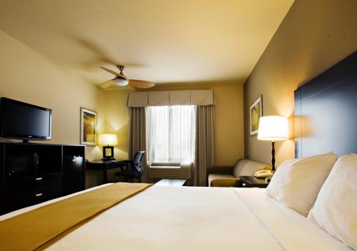 沙姆罗克智选假日酒店及套房客房内的一张或多张床位