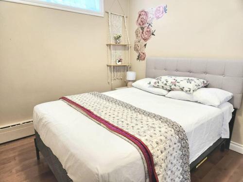 拉瓦尔Comfortable entire 3BDR Apt in Laval Montreal的一间卧室配有带白色床单和枕头的床。