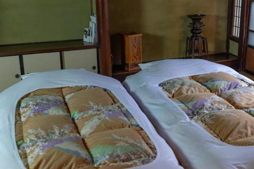 宫岛艾斯莫亚酒店的一张带白色床单和枕头的床