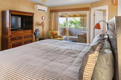 基黑Orchid Suite in South Maui, across from the beach, 1 bedroom sleeps 4的一间卧室配有一张大床和电视