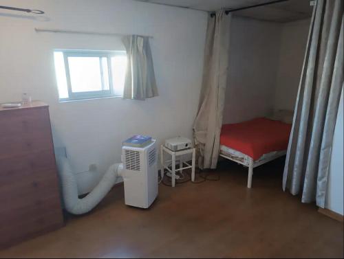 克洛伊奥斯Rooms in a Girl House near Corroios Train Station的小房间设有暖气和窗户