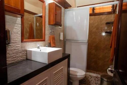 伊基托斯Casa de Lujo 5 estrellas !的一间带水槽和卫生间的浴室