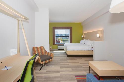 匹兹堡快捷假日套房酒店匹兹堡北海岸的配有一张床和一张书桌的酒店客房