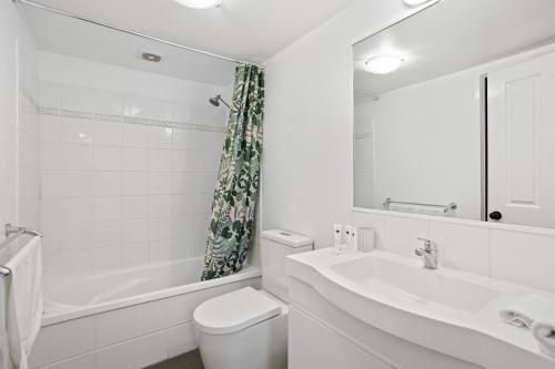 黄金海岸Coastal 1-Bed Apartment with Pool & Tennis Court的一间带水槽、卫生间和镜子的浴室