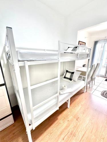 伊穆斯Casa Râgés - Condo Style, Studio Type Room in Lancaster New City Zone 1的一间卧室配有两张双层床。