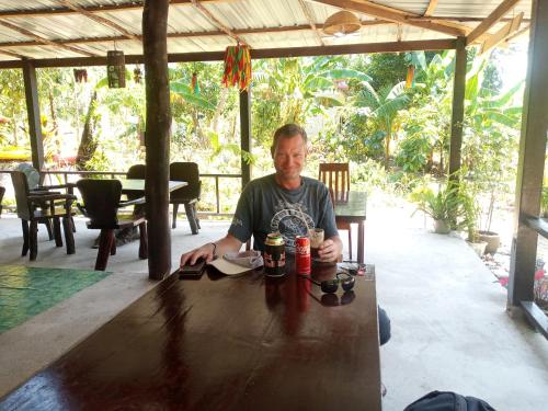 甲米镇Bangkaew Camping place bangalow的坐在桌子上喝两杯饮料的人