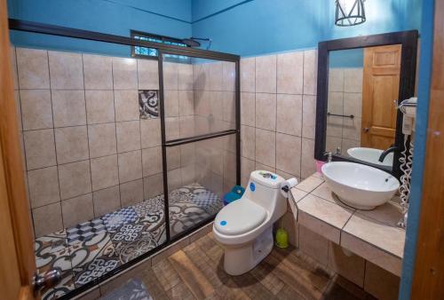 蓬塔雷纳斯Casa Encanto的带淋浴、卫生间和盥洗盆的浴室