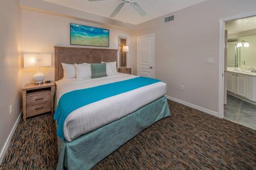 巴拿马城海滩Holiday Inn Club Vacations Panama City Beach Resort的一间带大床的卧室和一间浴室