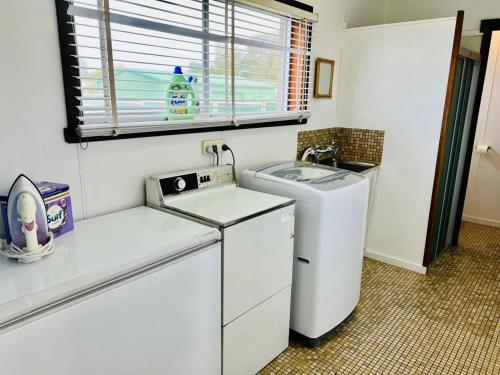 罗布Just A Glimpse的小厨房配有洗衣机和窗户。