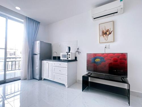 胡志明市Thinh Vuong Apartment IX的白色的厨房配有冰箱和柜台。