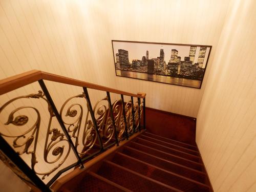 富山ecoHotel的一张带城市图片的楼梯