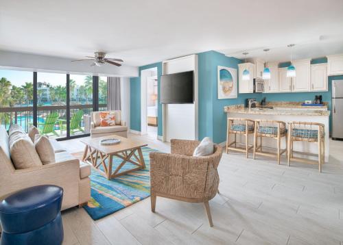 南帕诸岛Margaritaville Beach Resort South Padre Island的一间拥有蓝色墙壁的客厅和一间厨房