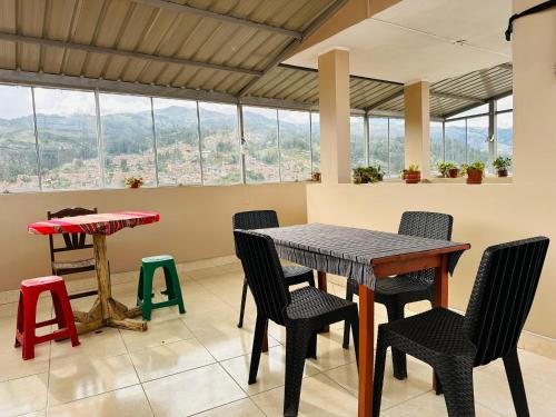 瓦拉斯Yerupaja Mountain Hostel的美景客房内的桌椅
