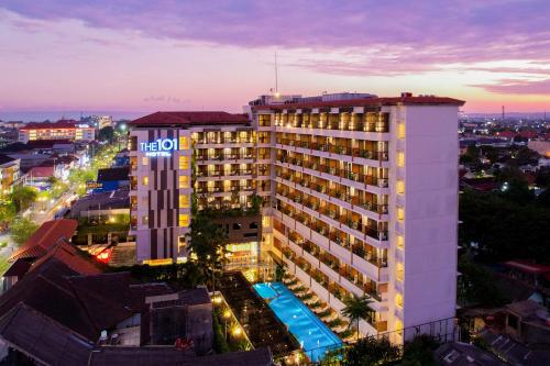日惹日惹图古1O1酒店的一座位于城市前方的带游泳池的酒店大楼