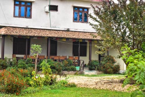 BhurkīāBardiya Eco Safari Homestay的前面有花园的房子