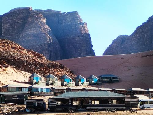 瓦迪拉姆rum guest house的山附近的沙漠中的一群小屋