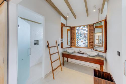 美慕环礁马尔代夫西纳蒙哈库拉呼啦全包度假村的一间带两个盥洗盆和窗户的浴室