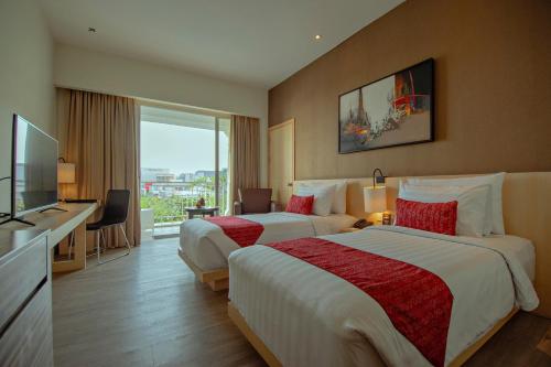 塞尔蓬大祖里BSD城市酒店的酒店客房设有两张床和电视。